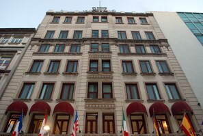 A multi-story building with a classical architectural style, featuring a symmetrical facade with evenly spaced windows and decorative elements. - Hotel Ritz Ciudad de México (Mexico City)