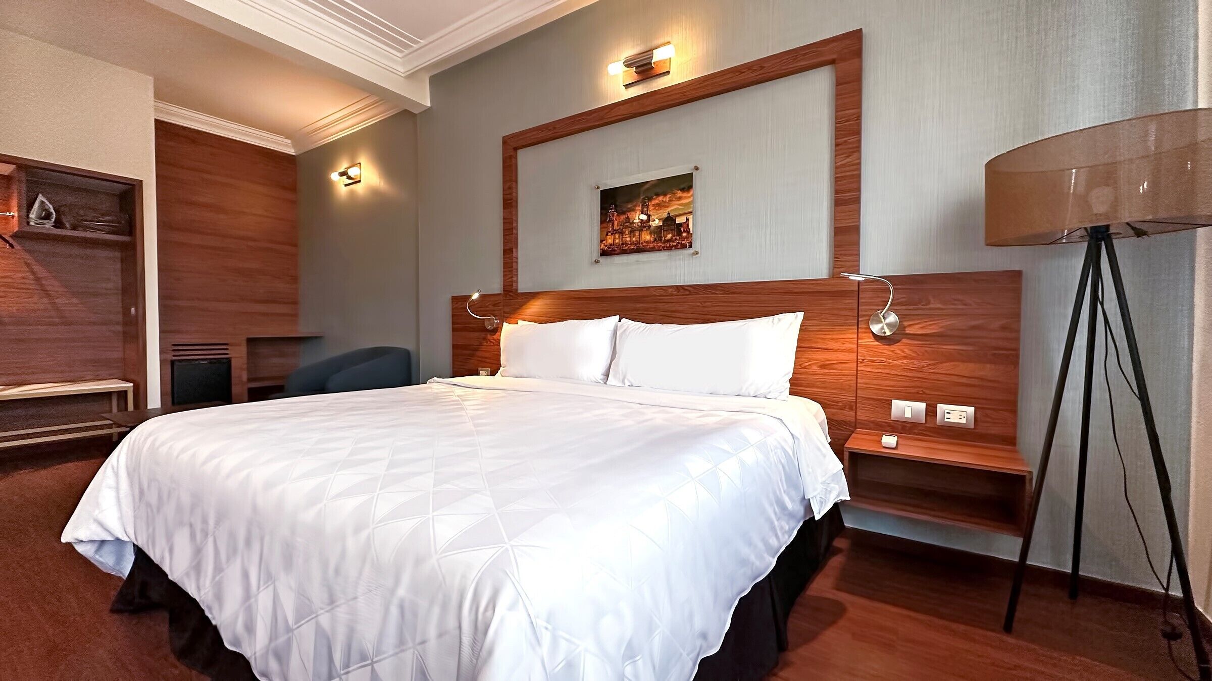junior suite (habitación 1 cama) | in-room safe, desk, laptop workspace, iron/ironing board