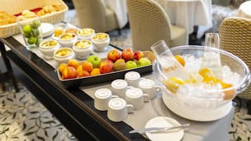 Petit déjeuner buffet (28 EUR par personne)