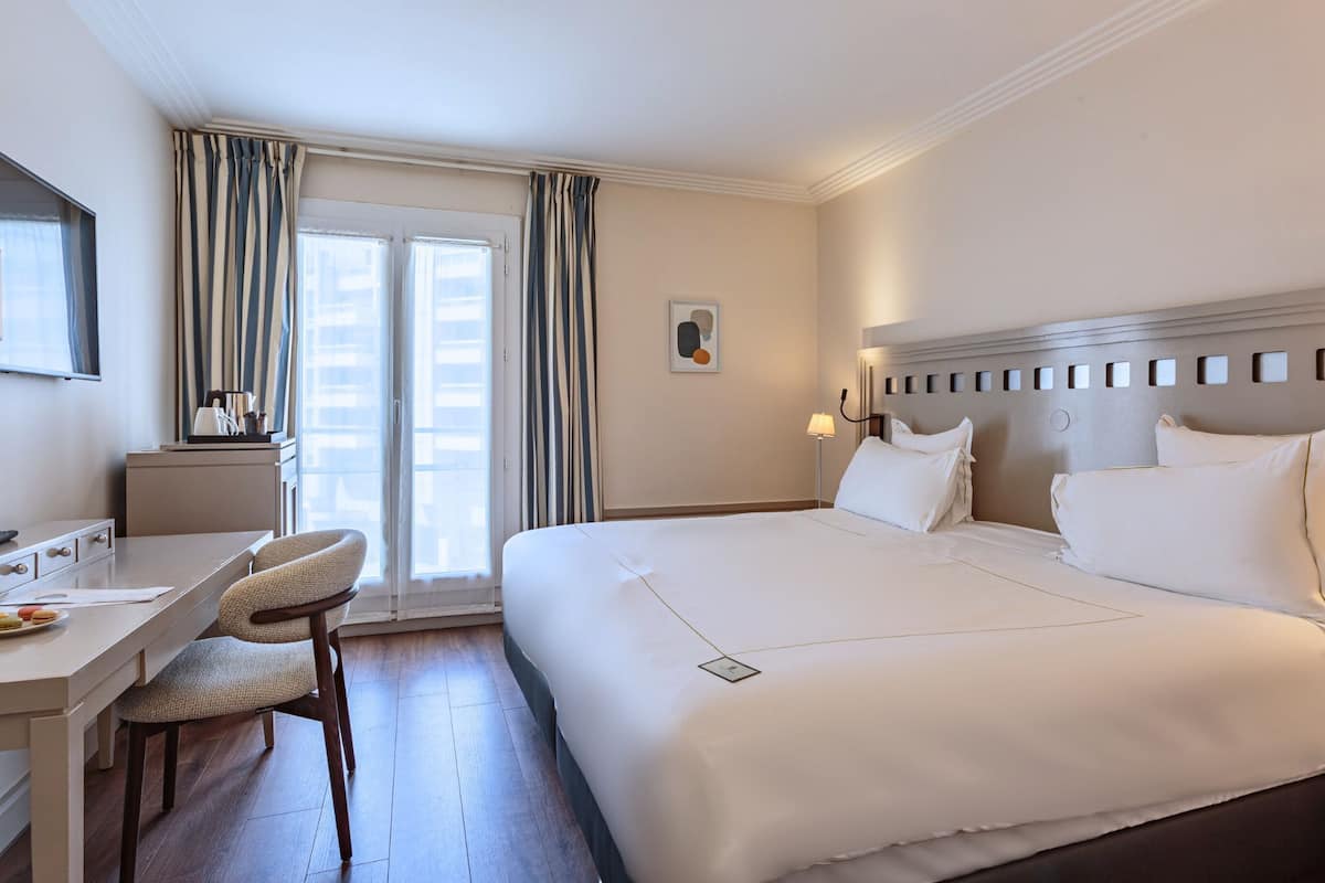Habitación clásica, vistas a la ciudad | Ropa de cama de alta calidad, caja fuerte, escritorio