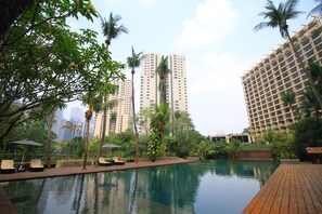 2 outdoor pools