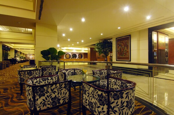 3 bars/lounges