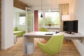 Hypo-allergenic bedding, desk, blackout drapes, iron/ironing board - Hotel Carolinenhof (Berlin)