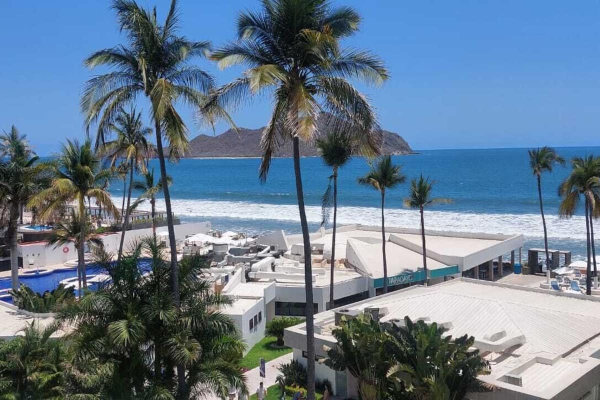 Junior Suite, Ocean View | 1 bedroom, in-room safe, blackout curtains, iron/ironing board
