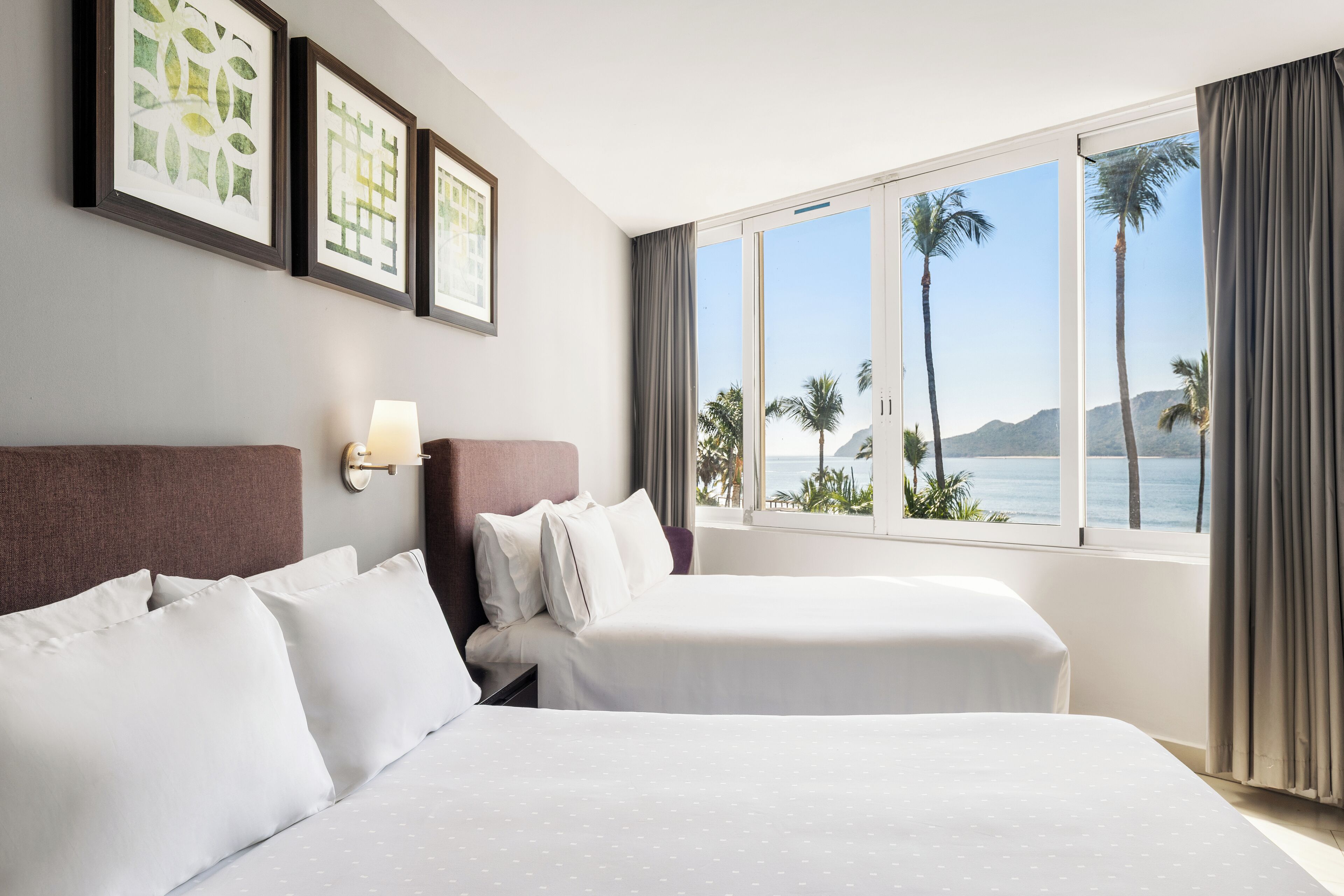 Suite Junior, 2 lits doubles, vue océan | Coffres-forts dans les chambres, bureau, rideaux occultants