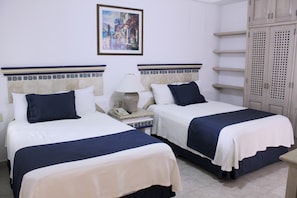 Caja de seguridad en la habitación y cortinas blackout