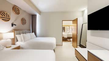 Suite, 2 camas matrimoniales, frente al océano | Caja de seguridad en la habitación, escritorio y cortinas blackout