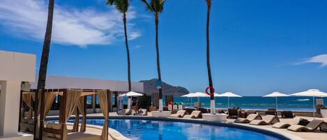 2 albercas al aire libre, sombrillas en la alberca y camastros