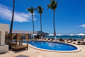 2 outdoor pools, pool umbrellas, pool loungers - The Inn At Mazatlan (Mazatlán)