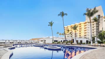 2 albercas al aire libre, sombrillas en la alberca y camastros