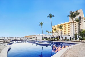 2 piscines extérieures, parasols de plage, chaises longues