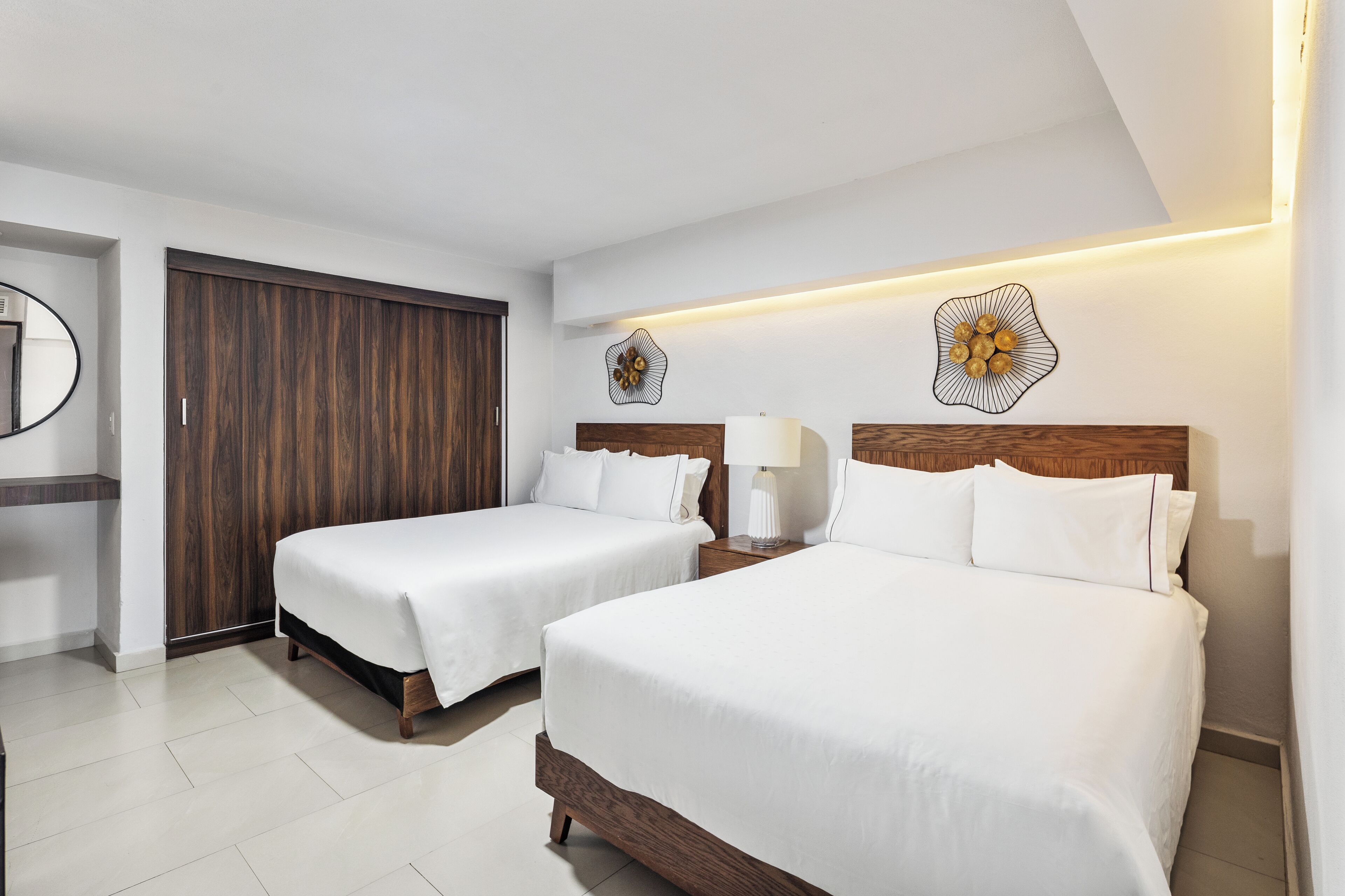 Suite Junior, 2 lits doubles, vue partielle sur l'océan | Coffres-forts dans les chambres, bureau, rideaux occultants