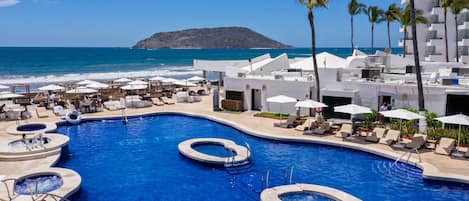 2 kolam renang outdoor, dengan payung kolam renang dan kursi berjemur