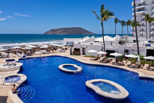 2 outdoor pools, pool umbrellas, pool loungers - The Inn At Mazatlan (Mazatlán)