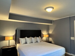Signature Room | Bed sheets - Community Court Motel (Saratoga Springs)