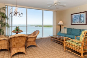 Suite | Sala de estar | Smart TV de 29 pulgadas con canales por cable, una televisión