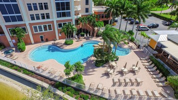 Una piscina al aire libre, sombrillas