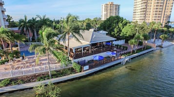 Breakfast, lunch, dinner served; seafood, pool views