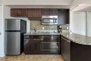 1 BEDROOM 1 KING SUITE PLUS W/ SOFABED | Private kitchen