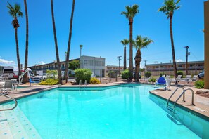Outdoor pool, pool umbrellas, sun loungers - Red Roof Inn Tucson Downtown – University (Tucson)