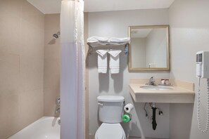 Combined shower/tub, free toiletries, hair dryer, towels - Red Roof Inn Tucson Downtown – University (Tucson)