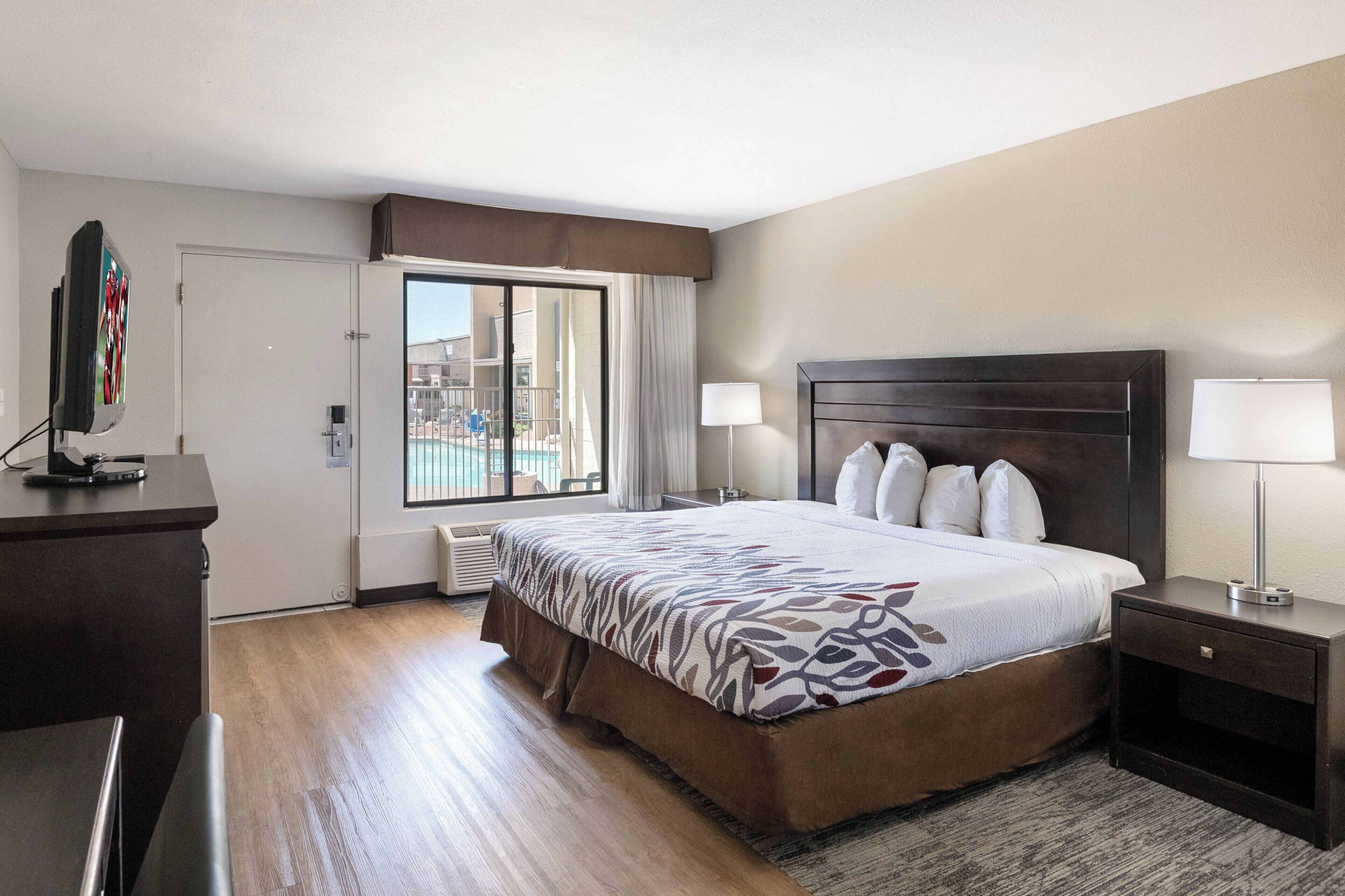 Chambre Supérieure, 1 grand lit, douche accessible en fauteuil roulant (Smoke Free)