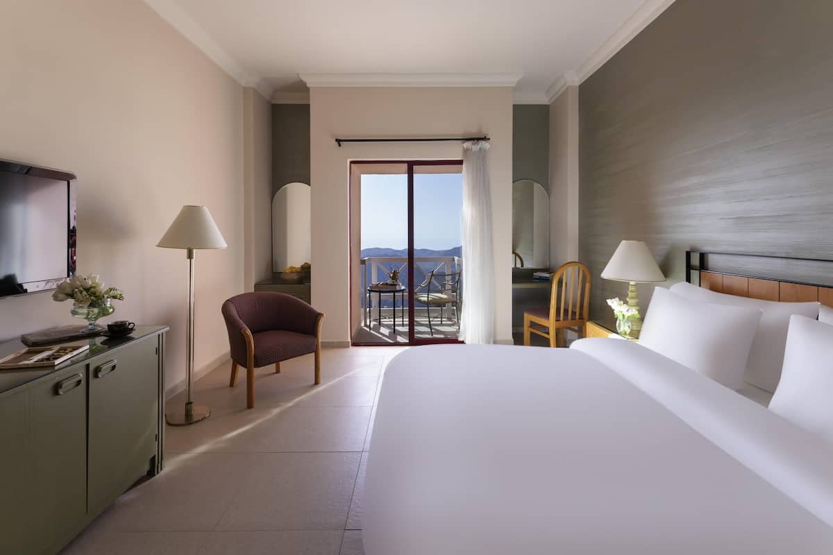 Hypo-allergenic bedding, in-room safe, individually decorated