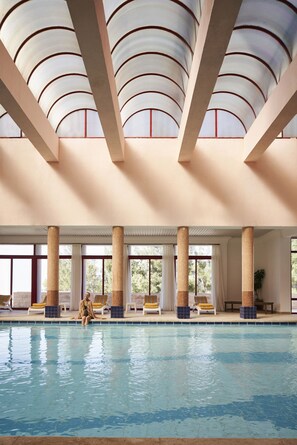 Indoor pool, sun loungers