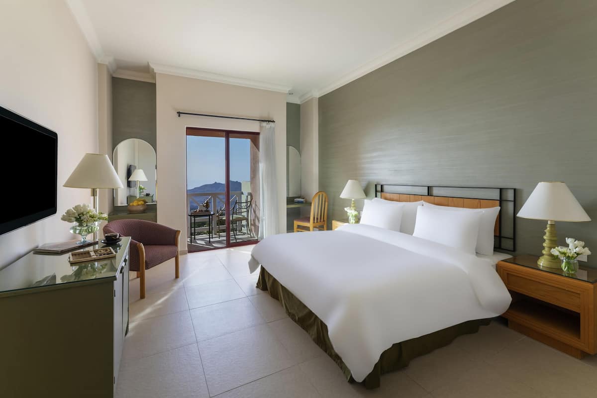 Hypo-allergenic bedding, in-room safe, individually decorated