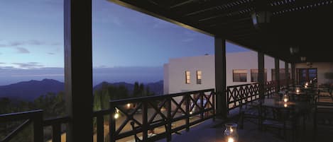Chambre Supérieure, 1 trÚs grand lit | Vue sur les montagnes