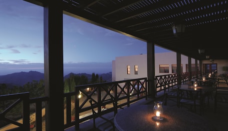 Habitación superior, 1 cama King size | Vista a la montaña