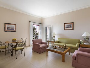 Suite, 1 kingsize bed | Hypoallergeen beddengoed, een kluis op de kamer, individueel gedecoreerd