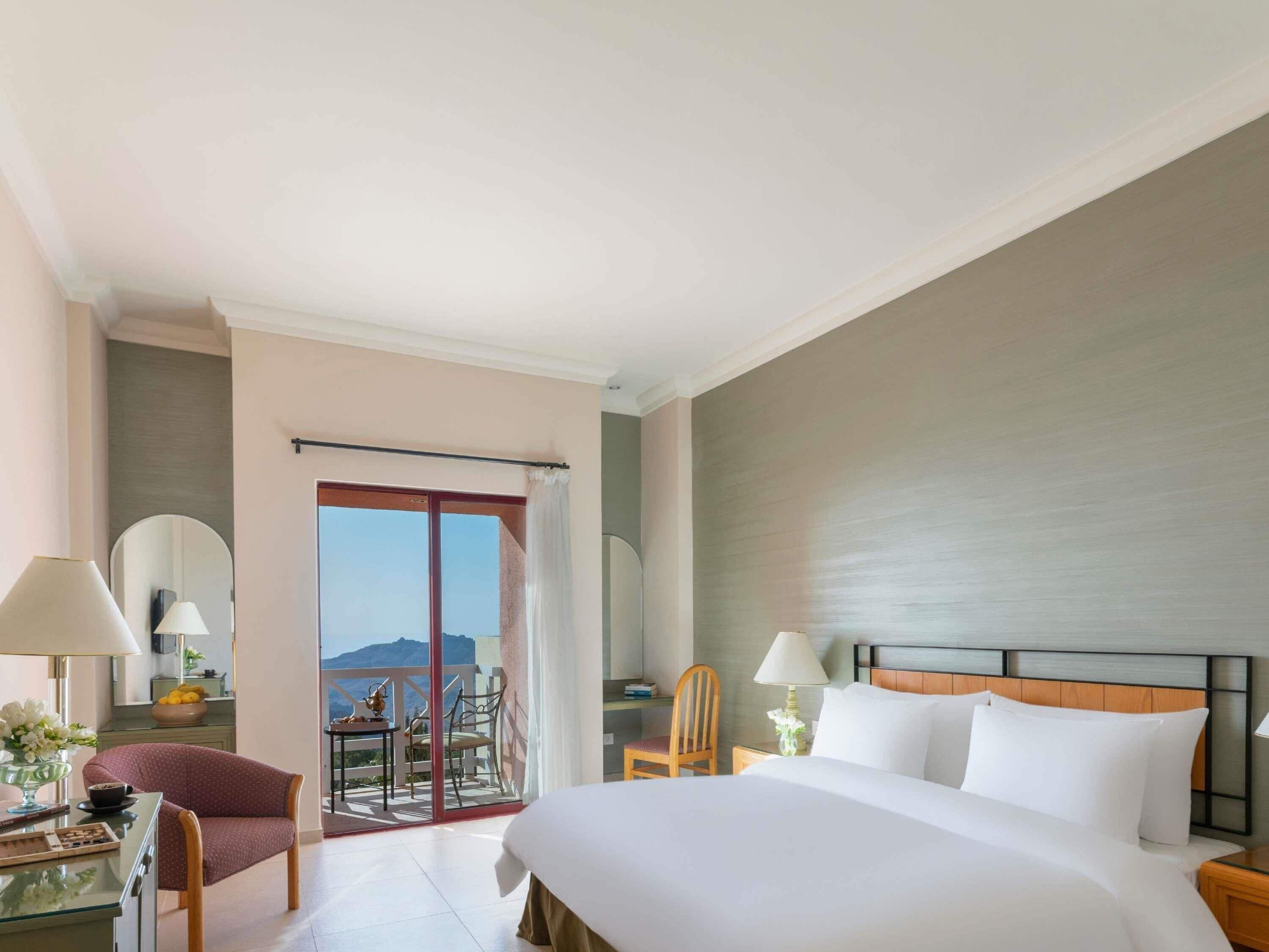 Ropa de cama hipoalergénica y caja de seguridad en la habitación 