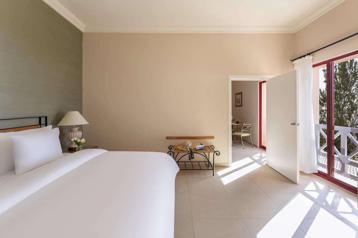 Hypo-allergenic bedding, in-room safe, desk, laptop workspace