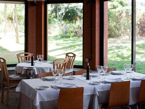 Local cuisine, garden views - TH La Florida (Madrid)