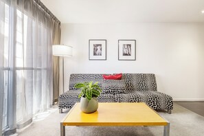 Studio Apartment | Vardagsrum | 32-tums LCD-tv med digitalkanaler och tv