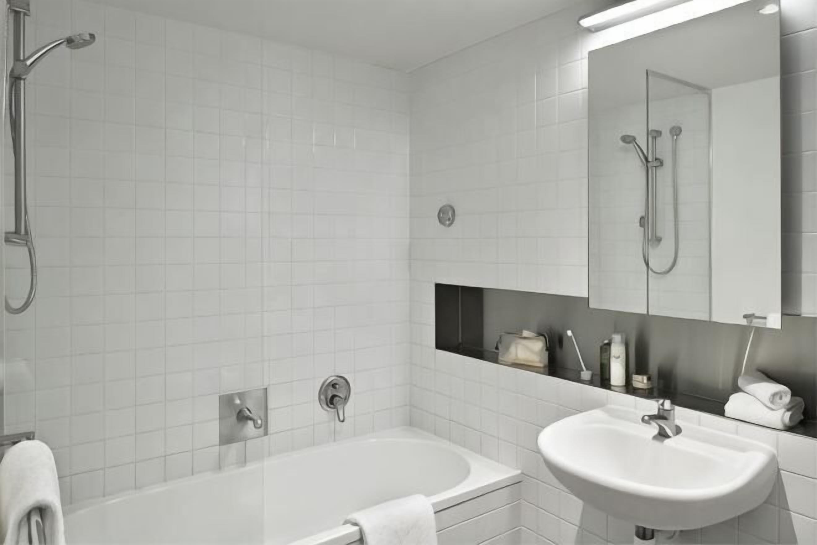 Bathroom | Combined shower/bathtub, free toiletries, hair dryer, towels