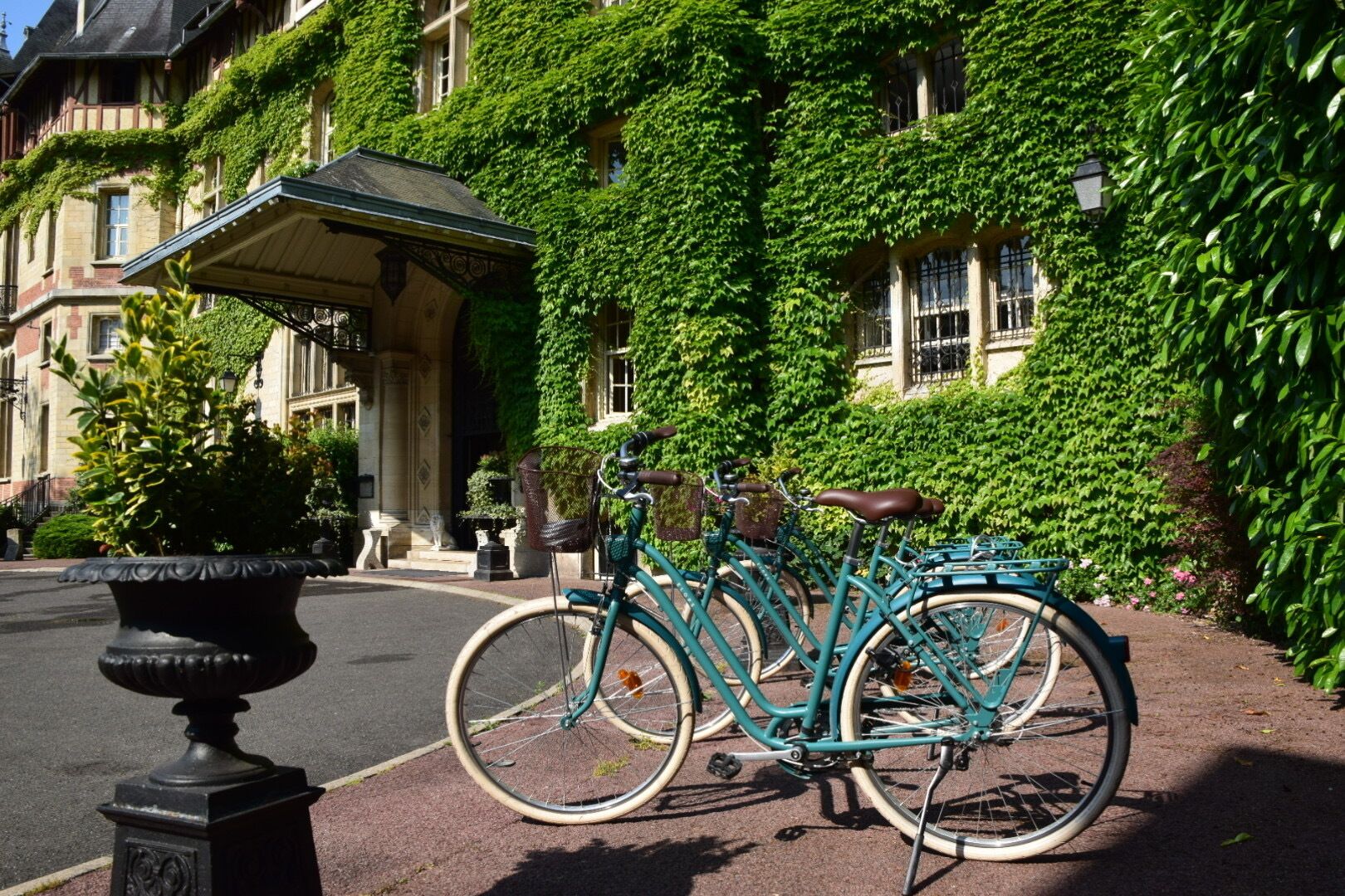 Ein Gebäude mit Efeu bewachsener Mauer und einem Fahrrad davor.