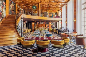 FrĂźhstĂźck, Mittagessen, franzĂśsische KĂźche, Blick auf den Garten