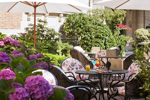 Petit déjeuner et dîner servis sur place, vue sur le jardin