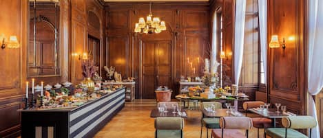 Se sirven desayunos, comidas y cocina francesa con vista al jardín