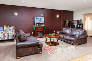 Lobby sitting area - Best Western Plus D'Iberville (D'Iberville)
