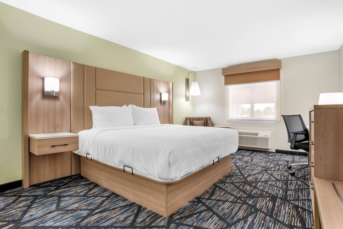 Standard Room, 1 King Bed, Non Smoking | In-room safe, desk, iron/ironing board, cribs (free)