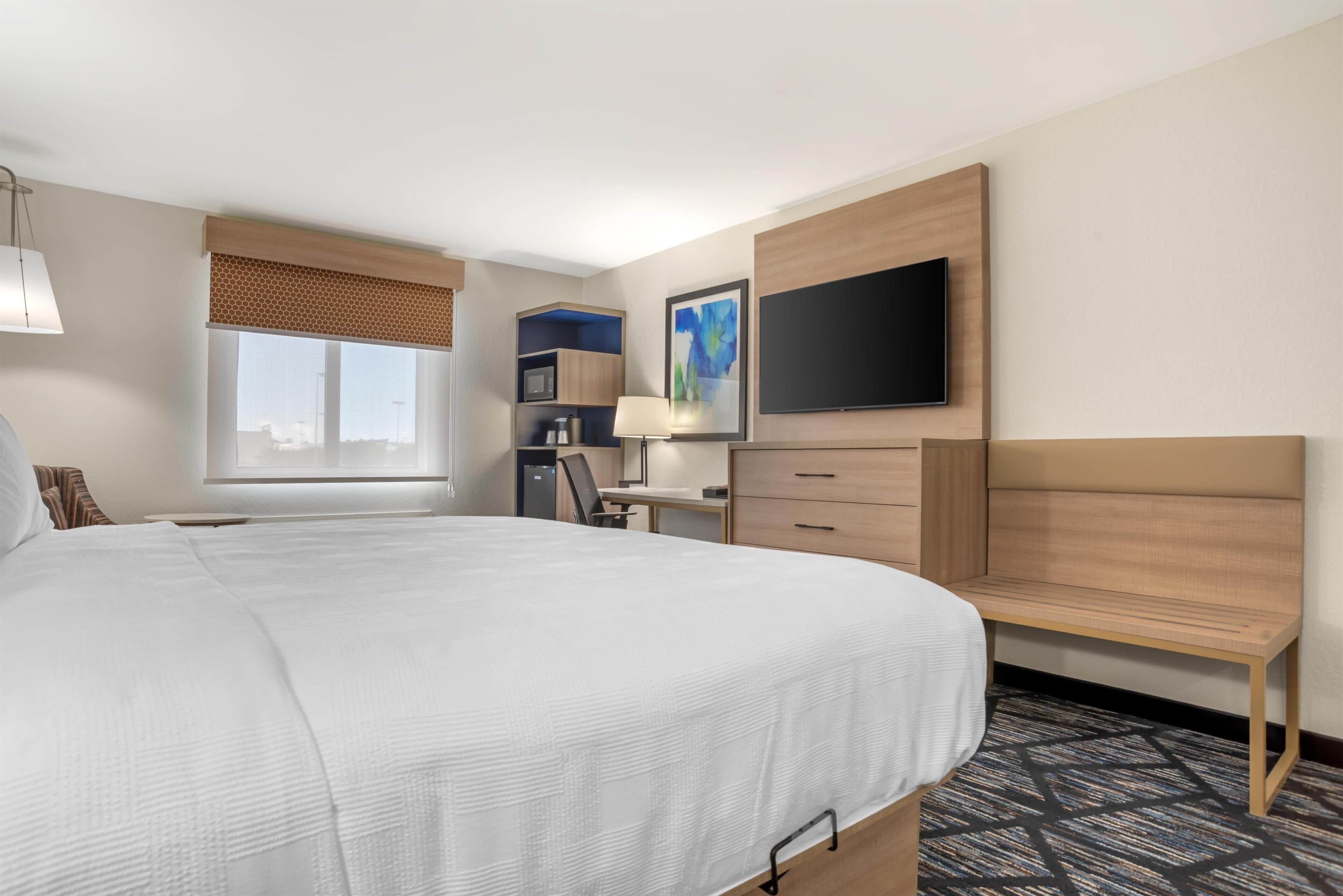 Standard Room, 1 King Bed, Accessible, Non Smoking | In-room safe, desk, iron/ironing board, cribs (free)