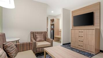 Suite, 1 kingsize bed, niet-roken (with Sofabed) | Een kluis op de kamer, een bureau, een strijkplank/strijkijzer