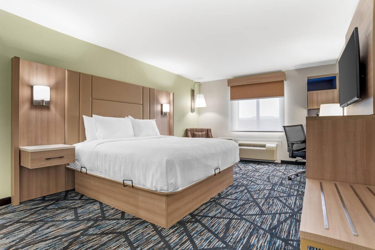 Standard Room, 1 King Bed, Accessible, Non Smoking | In-room safe, desk, iron/ironing board, cribs (free)
