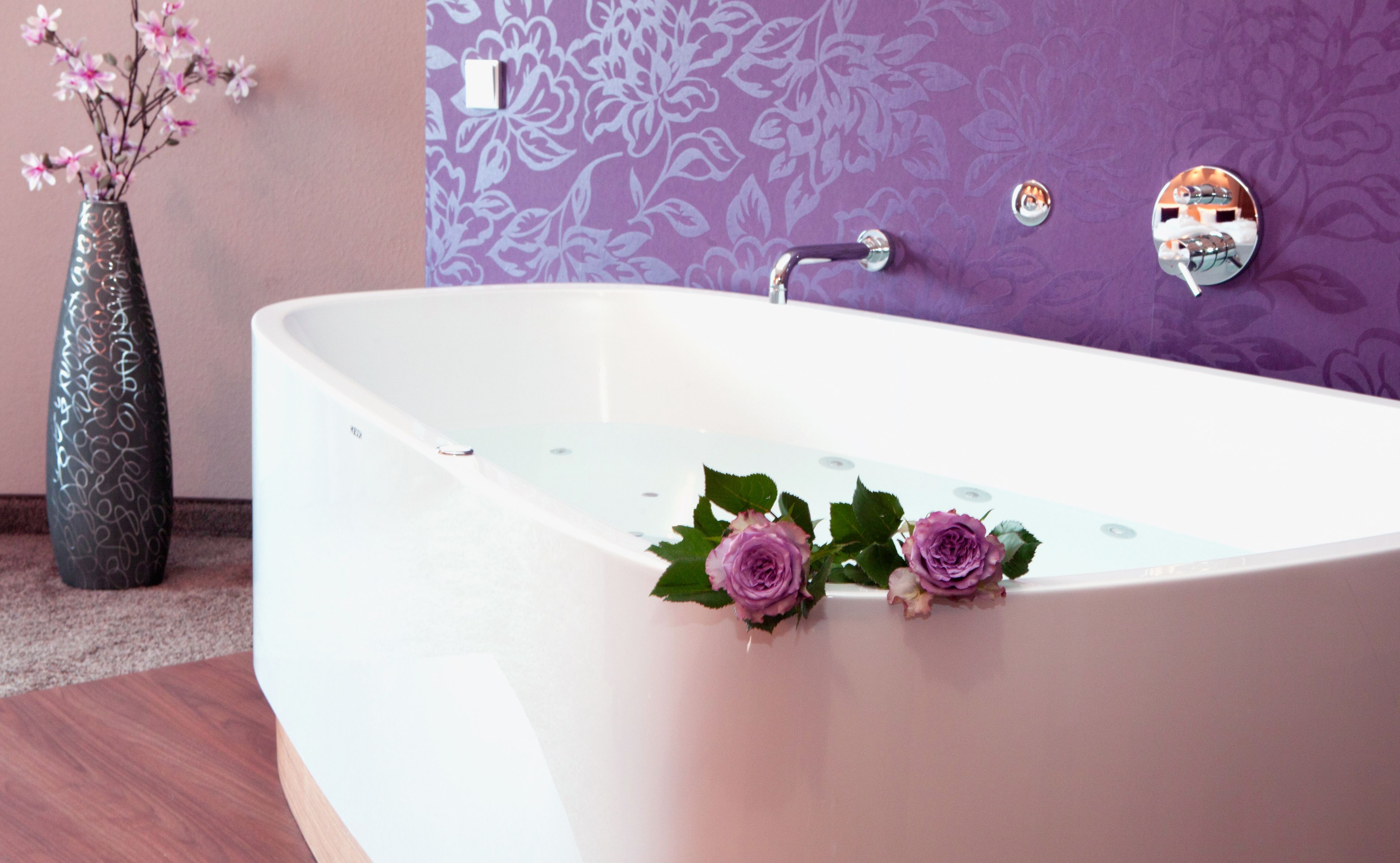 honeymoon suite | deep-soaking bathtub