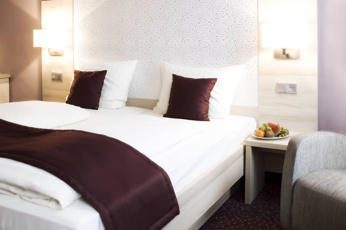 Comfort Double Room (Ambiente) | Hypo-allergenic bedding, down duvets, minibar, in-room safe