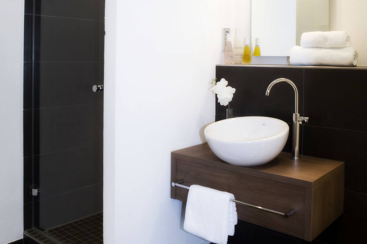 suite (turm) | hypo-allergenic bedding, down duvets, minibar, in-room safe