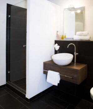 Suite (Turm) | Ropa de cama hipoalergénica, edredón y minibar